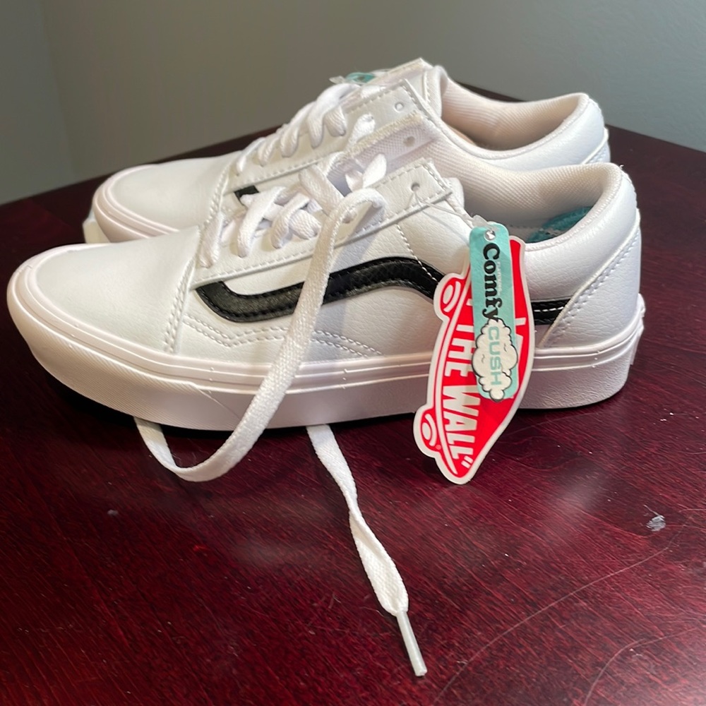 NWT Woman’s VANS Comfycush Old School size 5.5 (USA) Women’s